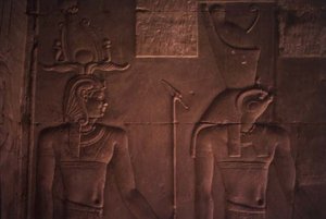 टॉलेमी XII (सी.112-51 ईसा पूर्व) और होरस (पत्थर) को दर्शाती राहत द्वारा मिस्र का टॉलेमिक काल
