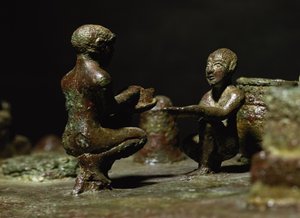 सित शिमसी, उगते सूरज के संस्कार, एलामाइट काल, सुसा, दक्षिण-पश्चिमी ईरान, c.1150 ईसा पूर्व (कांस्य) को दर्शाती एक छोटे समूह की मूर्ति से झुकी हुई आकृतियाँ द्वारा elamite