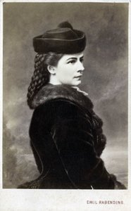 एलिजाबेथ डी विटल्सबैक (1837-1898) (सिसी), ऑस्ट्रिया की इम्प्रेस (1854-1898) और हंगरी की रानी (1867-1898), बावियर में नी डचेस का पोर्ट्रेट। (ऑस्ट्रिया की महारानी एलिज़ाबेथ) एमिल राबेंडिंग (1823-1886) की कार्यशाला में फोटोग्राफी। द्वारा एमिल रबडिंग
