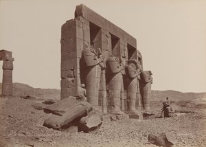 थीब्स, रामासेसम का मंदिर, बिखरी हुई कोलोसी, 1870। द्वारा एमिल बेचर्डो