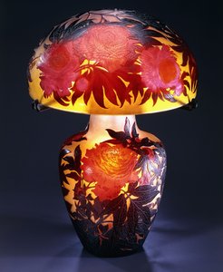 एक डबल मढ़ा और etched ग्लास टेबल लैंप,