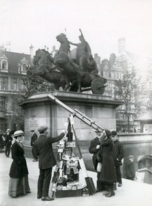 Boadicea मूर्ति द्वारा तटबंध पर बिग बेन देखने के लिए एक दूरबीन द्वारा अंग्रेजी फोटोग्राफर