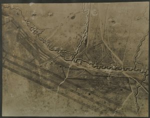 WWI की खाइयों के साथ हवाई तस्वीर, 1918 द्वारा अंग्रेजी फोटोग्राफर