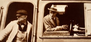 कनाडा में 1920 के दशक में किंग एडवर्ड VIII को एक इंजन ड्राइवर हैंड्स ओवर द्वारा अंग्रेजी फोटोग्राफर