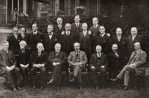 1924 में द स्टोरी ऑफ़ ट्वेंटी फाइव इयर्स से 1924 में ब्रिट्स ने पहली लेबर सरकार प्रकाशित की द्वारा अंग्रेजी फोटोग्राफर