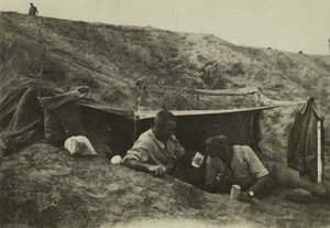 तेल-अल-जेमी, फिलिस्तीन, अक्टूबर 1917 में एक शिविर में ब्रिटिश सैनिक ऑफ-ड्यूटी (बी / डब्ल्यू फोटो) द्वारा अंग्रेजी फोटोग्राफर