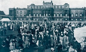 बकिंघम पैलेस गार्डन पार्टी, 1911 द्वारा अंग्रेजी फोटोग्राफर