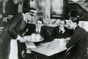 बकिंघम पैलेस गार्डन पार्टी, 1911 द्वारा अंग्रेजी फोटोग्राफर