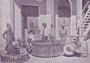 बर्मी संगीतकार द्वारा अंग्रेजी फोटोग्राफर