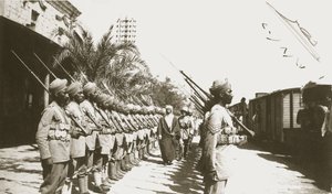 1920 के सर हर्बर्ट सैमुअल के साथ फिलिस्तीन के लिडाडा स्टेशन पर अमीर फैसल द्वारा अंग्रेजी फोटोग्राफर