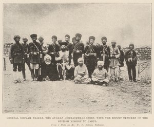 जनरल ग़ोलम हैदर, अफगान कमांडर-इन-चीफ़, कैबुल को ब्रिटिश मिशन के एस्कॉर्ट अधिकारियों के साथ द्वारा अंग्रेजी फोटोग्राफर