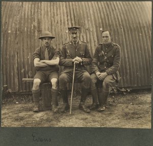 निसान हट के बाहर तीन सैनिकों का समूह, c.1914-18 द्वारा अंग्रेजी फोटोग्राफर