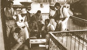 खुश, खुश घायल आदमी! द इलस्ट्रेटेड वॉर न्यूज़, 21 जून 1916 (सीपिया फोटो) से नायक-पूजा का आनंद ले चुके पुरुष द्वारा अंग्रेजी फोटोग्राफर