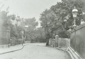 हाईगेट आर्चवे: रेलिंग के लिए पुराने लैंप के साथ पूर्वी दृष्टिकोण, 1896 द्वारा अंग्रेजी फोटोग्राफर