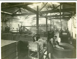 1923 में हाइड्रॉलिक रूप से संचालित डाई हाउस, कालीन कारखाना द्वारा अंग्रेजी फोटोग्राफर