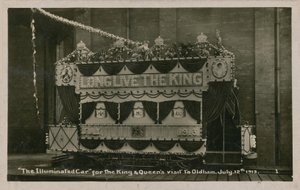 12 जुलाई 1913 को किंग और क्वीन की ओल्डम की यात्रा को मनाने के लिए प्रचलित ट्राम। 1913 में पोस्टकार्ड भेजा गया। द्वारा अंग्रेजी फोटोग्राफर