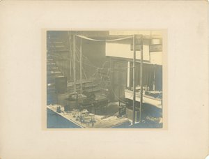 स्टेज की छवि, रॉयल इंस्टीट्यूशन में, 1892 में टेस्ला को अपना व्याख्यान देने से ठीक पहले द्वारा अंग्रेजी फोटोग्राफर