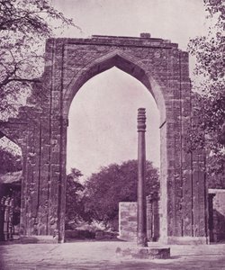 लौह स्तंभ और महान आर्क, दिल्ली द्वारा अंग्रेजी फोटोग्राफर