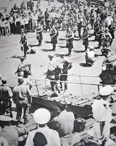 किल्टेड पाइपर्स 29 अगस्त 1950 (बी/डब्ल्यू फोटो) में एचएमएस सीलोन से 1 बटालियन अर्गिल और सदरलैंड हाइलैंडर्स से तट पर खेलते हैं। द्वारा अंग्रेजी फोटोग्राफर