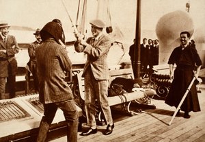 किंग एडवर्ड VIII ने एक जापानी फ़ेंसिंग हेलमेट, 1922 का परीक्षण किया द्वारा अंग्रेजी फोटोग्राफर