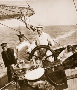 हेल जॉर्ज ऑफ हेल यॉट ब्रिटानिया में 1920- 30 के दशक में किंग जॉर्ज द्वारा अंग्रेजी फोटोग्राफर