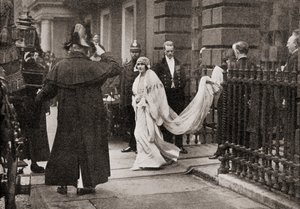 26 अप्रैल, 1923 को लेडी एलिजाबेथ बोयोन अपनी शादी के रास्ते में, एचआरएच द ड्यूक ऑफ यॉर्क में, बाद में किंग जॉर्ज VI, द स्टोरी ऑफ़ ट्वेंटी फाइव इयर्स से 1935 में प्रकाशित हुई। द्वारा अंग्रेजी फोटोग्राफर