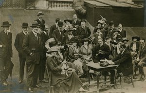 सर जेम्स बैरी की बात सुनकर 1912 में वायन्धम्स की छत पर द एडमिबल क्रिक्टन को पढ़ा द्वारा अंग्रेजी फोटोग्राफर