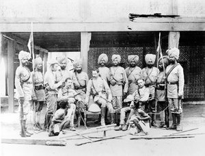 लॉर्ड हेनरी रैलिंसन सिख अधिकारियों के साथ और बर्मा के आदिवासियों के साथ, c.1886