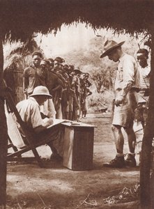 अफ्रीकी झाड़ी में भुगतान के लिए कतार में खड़े मूल निवासी श्रमिक (बी/डब्ल्यू फोटो) द्वारा अंग्रेजी फोटोग्राफर