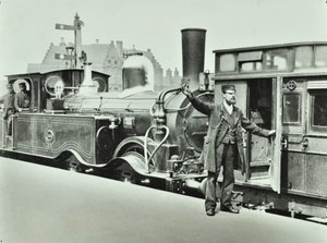 1885 में एक रेलवे स्टेशन पर प्लेटफार्म पोर्टर द्वारा अंग्रेजी फोटोग्राफर