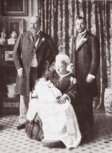क्वीन विक्टोरिया होल्डिंग किंग एडवर्ड अष्टम 16 जुलाई, 1894 को अपने नामकरण में द्वारा अंग्रेजी फोटोग्राफर