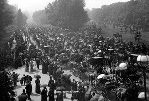लंदन के हाइड पार्क में रॉटेन रो, c.1890 द्वारा अंग्रेजी फोटोग्राफर