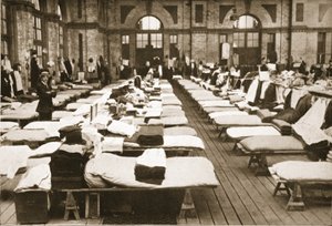 स्लीपिंग हाउसिंग: द स्मॉल हॉल, एलेक्जेंड्रा पैलेस, ग्रेट ब्रिटेन में जर्मन कैदियों का चित्रण (फोटोग्राव्रे) द्वारा अंग्रेजी फोटोग्राफर