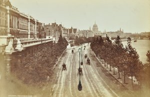 समरसेट हाउस, विक्टोरिया तटबंध, वेस्टमिंस्टर एलबी: वाटरलू ब्रिज, 1895 से उत्तर की ओर देख रहे हैं द्वारा अंग्रेजी फोटोग्राफर