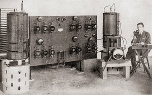 ग्रेट ब्रिटेन में संचालित पहला प्रसारण ट्रांसमीटर, 1919 और 1920 में मार्कोनी वर्क्स, चेम्सफोर्ड में स्थापित किया गया, द स्टोरी ऑफ़ ट्वेंटी फाइव इयर्स से, 1935 में प्रकाशित हुआ। द्वारा अंग्रेजी फोटोग्राफर