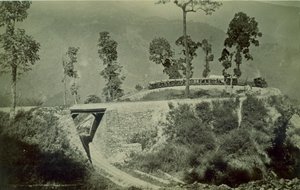 दार्जिलिंग हिमालयन रेलवे, 1880 के दशक में तिंधरिया में एगोनी प्वाइंट पर पाश द्वारा अंग्रेजी फोटोग्राफर