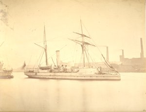 गनबोट "डेल्टा" का स्टारबोर्ड पक्ष, नदी के किनारे पर स्थित है, c.1876 द्वारा अंग्रेजी फोटोग्राफर