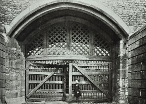 टॉवर ऑफ लंदन, टॉवर हिल: ट्रैवर्स गेट, 1890 द्वारा अंग्रेजी फोटोग्राफर