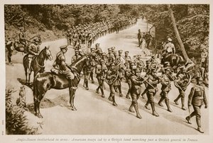 हथियारों में एंग्लो सेक्सन भाईचारा: 1914-1919 में फ्रांस में एक ब्रिटिश जनरल के सामने मार्च करते हुए एक ब्रिटिश बैंड के नेतृत्व में अमेरिकी सैनिक द्वारा अंग्रेजी स्कूल
