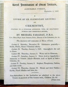 माइकल फैराडे (1778-1829) 3 दिसंबर 1827 को रसायन विज्ञान पर छह प्राथमिक व्याख्यान के लिए क्रिसमस हैंडबिल द्वारा अंग्रेजी स्कूल