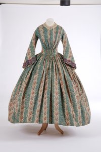 डे ड्रेस, 1840s (मुद्रित ऊन कपड़े) द्वारा अंग्रेजी स्कूल