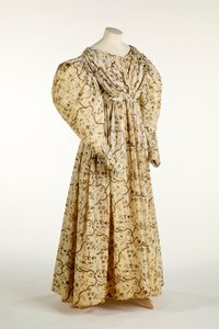 वेव, सी .1830-35 (कपास) में ग्रिड पैटर्न के साथ क्रीम बुने हुए कपड़े पर एक फूल और शाखा डिजाइन के साथ मुद्रित पोशाक द्वारा अंग्रेजी स्कूल