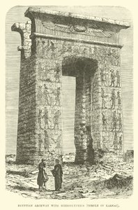 हिअरोग्लिफ़िक्स के साथ मिस्र के आर्कवे, कर्नाटक का मंदिर द्वारा अंग्रेजी स्कूल