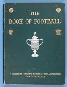 फुटबॉल की किताब का फ्रंट कवर। एसोसिएशन और रग्बी गेम्स 1905 का एक पूरा इतिहास और रिकॉर्ड द्वारा अंग्रेजी स्कूल