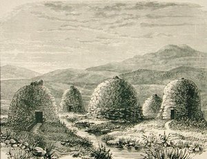 रिलिजियस ट्रैक्ट सोसाइटी द्वारा प्रकाशित 'स्कॉटिश पिक्चर्स' से सी.1880 में उइग में हट्स द्वारा अंग्रेजी स्कूल