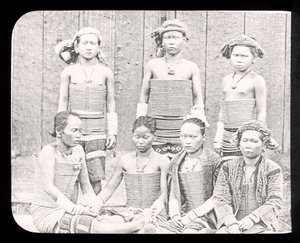 मैजिक लैंटर्न स्लाइड, सी डाइस जनजाति की महिला, बोर्नियो c.1900 दिखाती है द्वारा अंग्रेजी स्कूल