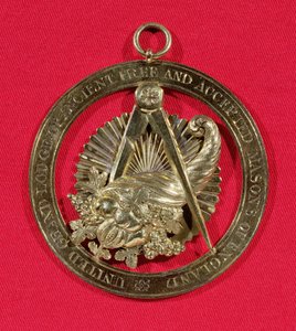 1841, मध्य उन्नीसवीं शताब्दी (सिल्वर गिल्ट और गोल्ड) के बाद ग्रैंड स्ट्यूज लॉज के सदस्यों द्वारा पहना जाने वाला मेसोनिक बिल्ला या गहना द्वारा अंग्रेजी स्कूल