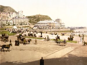 समुद्र तट पर, Llandudno (हाथ से रंगीन फोटो) द्वारा अंग्रेजी स्कूल