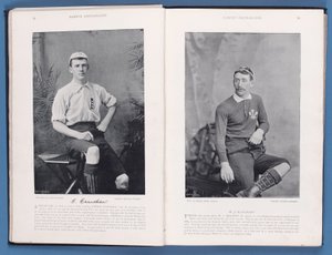 1895-96 के प्रसिद्ध फ़ुटबॉल से पेज, थॉमस क्रॉशव और विलियम बैन्क्रॉफ्ट की विशेषता, 1896 द्वारा अंग्रेजी स्कूल