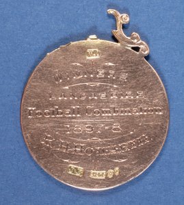 एक प्रेस्टन नॉर्थ एंड फुटबॉल क्लब पदक का उल्टा, 1897-98 (धातु) (315000 भी देखें) द्वारा अंग्रेजी स्कूल